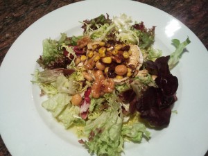 La ensalada tibia de queso de cabra con frutos secos no es tan transgresora como Coral.