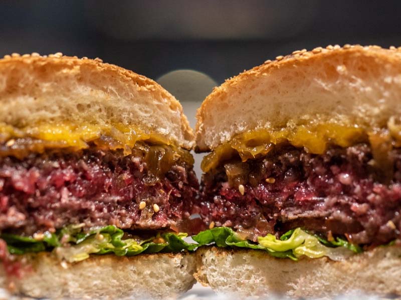 Para disfrutar de lo lindo con una señora hamburguesa, estos son tres establecimientos muy top de Barcelona que hacen delivery y take away.