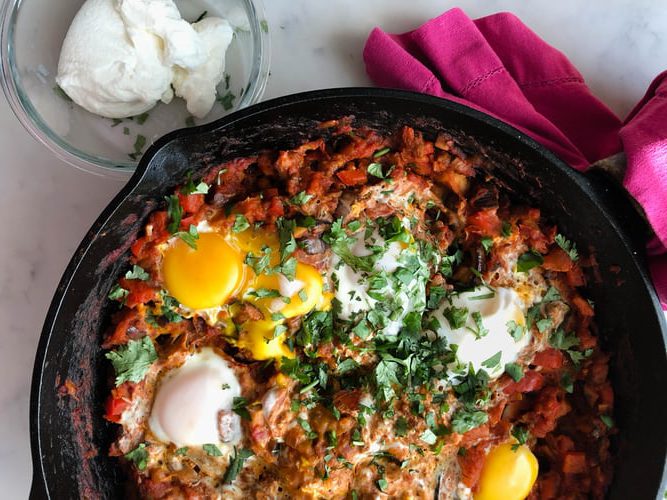 6 recetas para volver a alegrar tus desayunos Dale un nuevo aire a tus desayunos con estas recetas internacionales y healthy que triunfan tanto en los establecimientos más molones, como en las cuentas de Instagram de los foodies más foodies. Latte Pancakes con copitos de avena Ingredientes: • 80 g de copitos de avena mini • 1 plátano • 2 cucharaditas de miel • 1 huevo • Aceite vegetal neutro para la cocción En una batidora, verter la avena y triturar hasta conseguir una textura arenosa. Añadir los demás ingredientes y triturar hasta obtener una masa lisa. Calentar una sartén con un poco de aceite. Una vez caliente, verter un poco de masa y dejar dorar de una lado y otro. Servir con mermelada, jarabe de arce, miel o chocolate deshecho. Overnight oats Ingredientes: • 40 g de copitos de avena • 1 pizca de sal • 1 cucharada de jarabe de arce • 120 ml de leche de almendras • ½ cucharadita de extracto de vainilla • 4 cucharadas de café • 2 cucharadas de yogurt griego • 1 cucharada de mascarpone • 1 cucharadita de cacao en polvo Mezclar los copitos y la sal. Añadir la leche y el café, e incorporar el yogurt, la mascarpone y la vainilla. Disponer en vasito, tapar y dejar enfriar en la nevera toda la noche. Antes de servir, espolvorear con cacao en polvo. Shakshuka Ingredientes para 2 personas: • 1 conserva de tomates pelados • Aceite de oliva, sal y pimienta • 1 cebolla cortada a dados • 1 diente de ajo triturado • 1 cucharadita de comino, de paprika ahumada, de pili-pili y cilantro • 50 g de feta • Hojas de kale • 2 huevos • 1 pimiento rojo cortada a trozos • Patatitas pequeñas cortadas por la mitad • Cilantro fresco y ajos tiernos par decorar Precalentar el horno a 190°C. En una bandeja de horno, disponer las patatas y condimentar con sal, pimienta, paprika ahumado y aceite de oliva. Cocer 20 min y reservar. En una sartén que pueda ir al horno, dorar en aceite el ajo y la cebolla, y el pimiento. Añadir los tomates y las especies y dejar cocer 10 min. Incorporar la kale, las patatas reservada y la feta. Añadir los huevos, y salpimentar. Hornear 10 min a 190ºC. Terminar decorando con cilantro y ajos tiernos. Banana bread Ingredientes para un cake o 6 muffins: • 3 pieles de plátanos • 100 g de leche (vegetal o animal) • 2 huevos • 50 g de mantequilla • 100 g de azúcar • 1 bolsita de azúcar vainilla • 180 g de harina • 1 bolsita de levadura en polvo • 1 pizca de sal En un blender disponer las pieles de plátano con la leche. En un bol, mezclar batiendo en este orden: los huevos, la mantequilla y los azúcares. Añadir la harina, la sal y la levadura química. Incorporar la mezcla con plátanos previamente reservar. Batir bien hasta obtener una masa lisa. Engrasar con mantequilla el o los moldes, repartir la masa, y cocer 15-20 min àa180°C. Limonada de coco Ingredientes: • 1 limón grande cortado en cuartos • 3 tazas agua • 2 tazas hielos • 1 taza de crema de coco Exprimir el limón y mezclar con el agua. Verter en una batidora y añadir el hielo y la crema de coco: triturar y servir de inmediato.