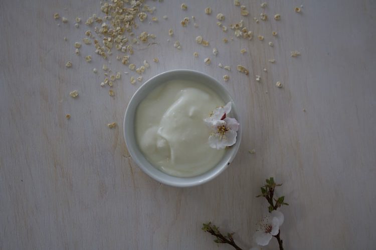 6 recetas para volver a alegrar tus desayunos Dale un nuevo aire a tus desayunos con estas recetas internacionales y healthy que triunfan tanto en los establecimientos más molones, como en las cuentas de Instagram de los foodies más foodies. Latte Pancakes con copitos de avena Ingredientes: • 80 g de copitos de avena mini • 1 plátano • 2 cucharaditas de miel • 1 huevo • Aceite vegetal neutro para la cocción En una batidora, verter la avena y triturar hasta conseguir una textura arenosa. Añadir los demás ingredientes y triturar hasta obtener una masa lisa. Calentar una sartén con un poco de aceite. Una vez caliente, verter un poco de masa y dejar dorar de una lado y otro. Servir con mermelada, jarabe de arce, miel o chocolate deshecho. Overnight oats Ingredientes: • 40 g de copitos de avena • 1 pizca de sal • 1 cucharada de jarabe de arce • 120 ml de leche de almendras • ½ cucharadita de extracto de vainilla • 4 cucharadas de café • 2 cucharadas de yogurt griego • 1 cucharada de mascarpone • 1 cucharadita de cacao en polvo Mezclar los copitos y la sal. Añadir la leche y el café, e incorporar el yogurt, la mascarpone y la vainilla. Disponer en vasito, tapar y dejar enfriar en la nevera toda la noche. Antes de servir, espolvorear con cacao en polvo. Shakshuka Ingredientes para 2 personas: • 1 conserva de tomates pelados • Aceite de oliva, sal y pimienta • 1 cebolla cortada a dados • 1 diente de ajo triturado • 1 cucharadita de comino, de paprika ahumada, de pili-pili y cilantro • 50 g de feta • Hojas de kale • 2 huevos • 1 pimiento rojo cortada a trozos • Patatitas pequeñas cortadas por la mitad • Cilantro fresco y ajos tiernos par decorar Precalentar el horno a 190°C. En una bandeja de horno, disponer las patatas y condimentar con sal, pimienta, paprika ahumado y aceite de oliva. Cocer 20 min y reservar. En una sartén que pueda ir al horno, dorar en aceite el ajo y la cebolla, y el pimiento. Añadir los tomates y las especies y dejar cocer 10 min. Incorporar la kale, las patatas reservada y la feta. Añadir los huevos, y salpimentar. Hornear 10 min a 190ºC. Terminar decorando con cilantro y ajos tiernos. Banana bread Ingredientes para un cake o 6 muffins: • 3 pieles de plátanos • 100 g de leche (vegetal o animal) • 2 huevos • 50 g de mantequilla • 100 g de azúcar • 1 bolsita de azúcar vainilla • 180 g de harina • 1 bolsita de levadura en polvo • 1 pizca de sal En un blender disponer las pieles de plátano con la leche. En un bol, mezclar batiendo en este orden: los huevos, la mantequilla y los azúcares. Añadir la harina, la sal y la levadura química. Incorporar la mezcla con plátanos previamente reservar. Batir bien hasta obtener una masa lisa. Engrasar con mantequilla el o los moldes, repartir la masa, y cocer 15-20 min àa180°C. Limonada de coco Ingredientes: • 1 limón grande cortado en cuartos • 3 tazas agua • 2 tazas hielos • 1 taza de crema de coco Exprimir el limón y mezclar con el agua. Verter en una batidora y añadir el hielo y la crema de coco: triturar y servir de inmediato.